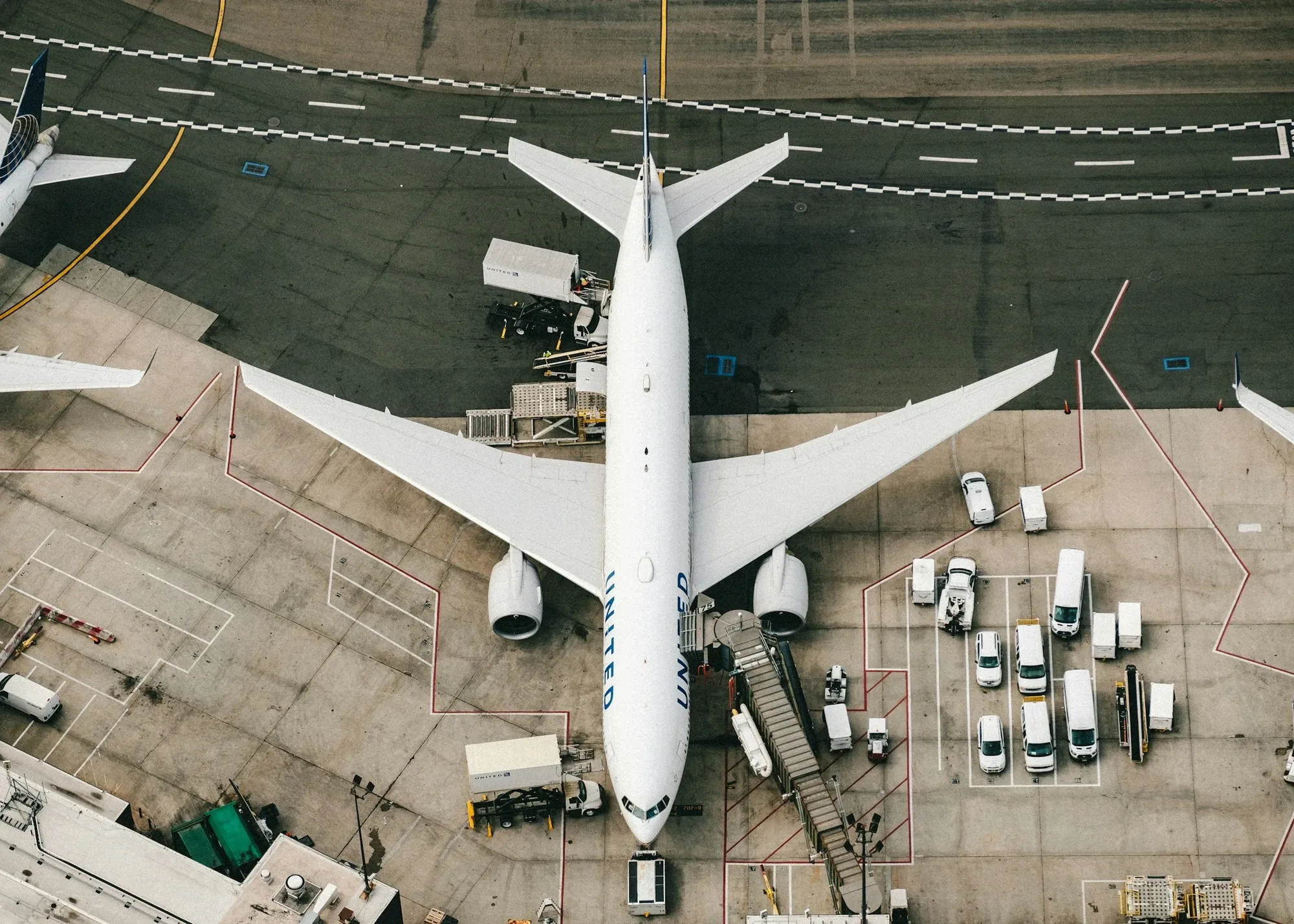 Avión de carga en la plataforma de un aeropuerto, visto desde arriba