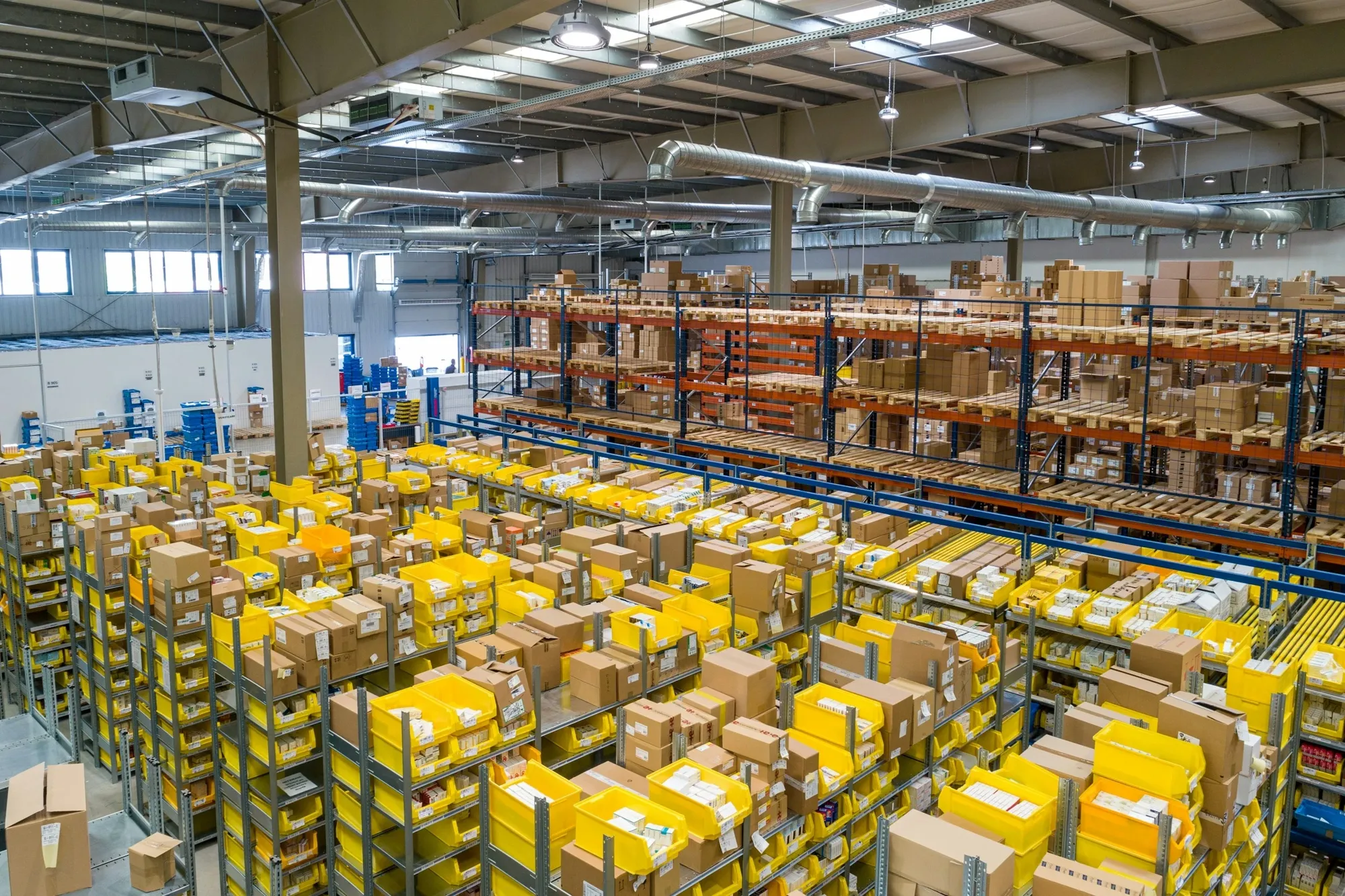 Centro de distribución con racks y cajas listas para envío
